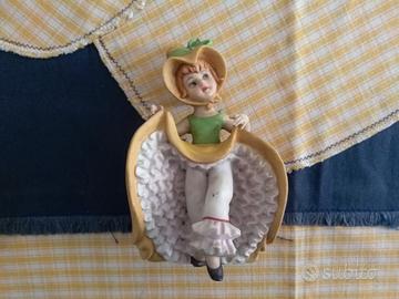 Statuetta vintage, ragazza Che alza la gonna.
