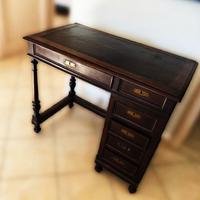 Scrivania d’epoca in legno massello con cassetti