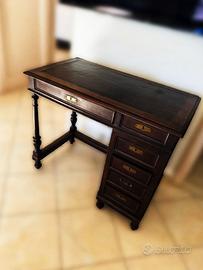 Scrivania d’epoca in legno massello con cassetti