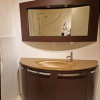 mobile bagno con lavabo e specchio 