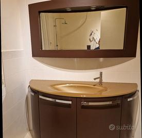 mobile bagno con lavabo e specchio 