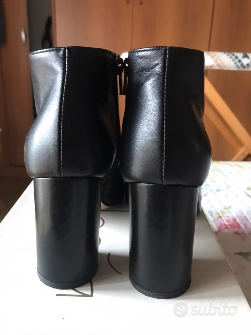 Tronchetti in pelle nera Alesya Abbigliamento e Accessori In vendita a Como