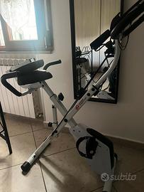 Cyclette con elastici fitness per le braccia