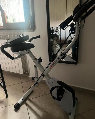Cyclette con elastici fitness per le braccia