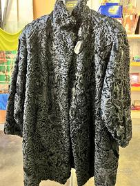 Pelliccia in Astrakan nera nuova
