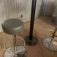 Sgabelli e tavolini da bar