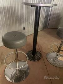 Sgabelli e tavolini da bar
