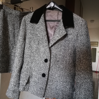 Tailleur giovanile con due gonne. Sartoriale