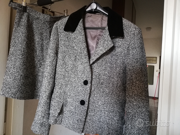 Tailleur giovanile con due gonne. Sartoriale