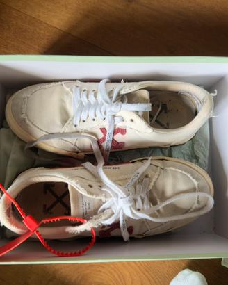 Off-White in canvas panna con dettagli bordeaux
