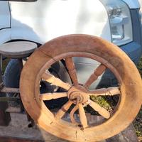 ruota di legno fatta a mano 