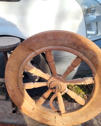 ruota di legno fatta a mano 