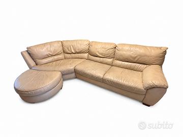 Divano angolare in pelle beige chiaro con pouf.