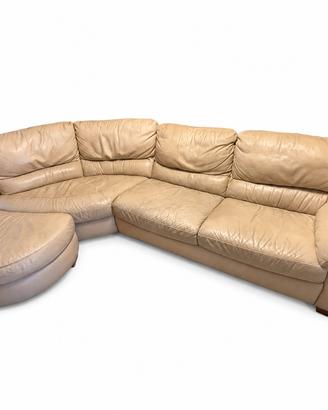 Divano angolare in pelle beige chiaro con pouf.