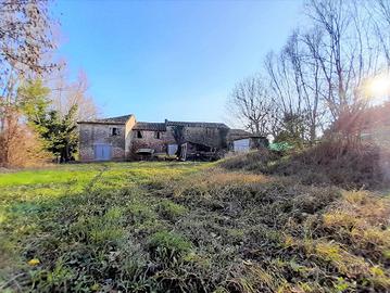 Rustico / Casale di 240 m² con più di 5 locali e b