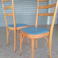 Sedie da interno in legno con imbottitura azzurra