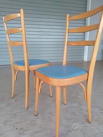 Sedie da interno in legno con imbottitura azzurra