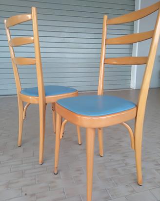 Sedie da interno in legno con imbottitura azzurra