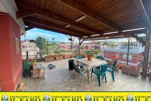 Ampio duplex con terrazzo in parco con piscina