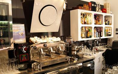 Bar pasticceria piazza principale