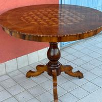 Antico tavolo dell’800 in legno decorato