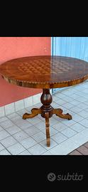 Antico tavolo dell’800 in legno decorato
