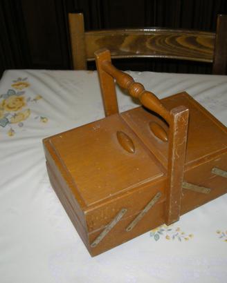 Mobiletto da ricamo antico