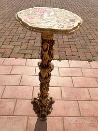 Piantana Vintage con decorazioni in rilievo.