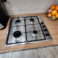 piano cottura a gas da incasso Candy con 4 fuochi.