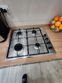 piano cottura a gas da incasso Candy con 4 fuochi.