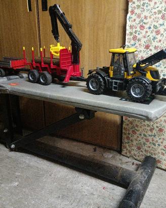 trattore forestale Bruder con attrezzi 