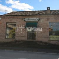 Soluzione indipendente con garage, cantina e posti