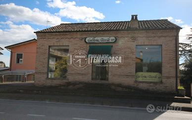 Soluzione indipendente con garage, cantina e posti