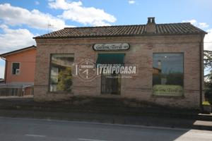 Soluzione indipendente con garage, cantina e posti