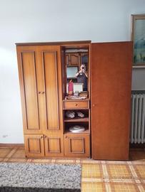 Armadio classico in legno con specchio e cassetti