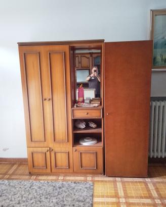 Armadio classico in legno con specchio e cassetti