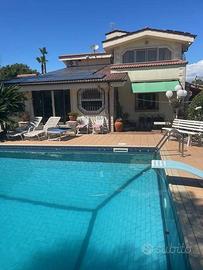 Villa di 300 m² con più di 5 locali a Nettuno