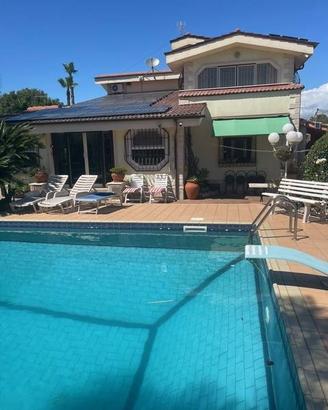 Villa di 300 m² con più di 5 locali a Nettuno