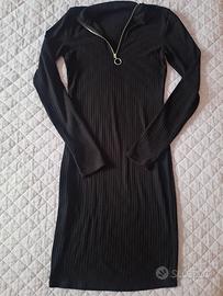 Tubino nero a costine con zip collo alto