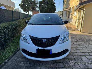 Lancia Y 1,0 Hybrid S&S Silver pari al nuovo