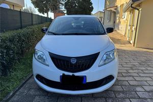 Lancia Y 1,0 Hybrid S&S Silver pari al nuovo