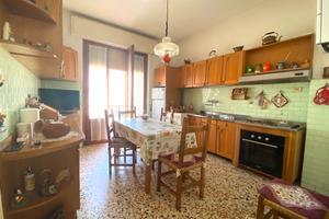 Ampio appartamento di 5 vani a Pelago centro