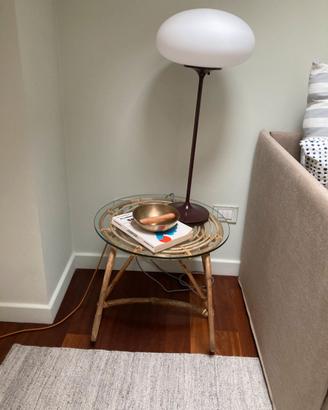 Tavolino in rattan con base in vetro