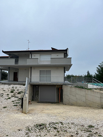 Villa con terreno e piscina