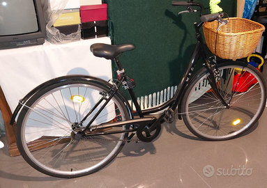 Bici da città Decathlon WEG 28” nera con cestino 