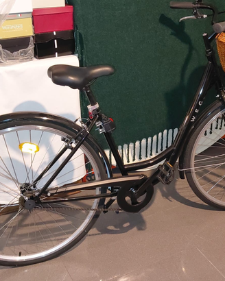Bici da città Decathlon WEG 28” nera con cestino 