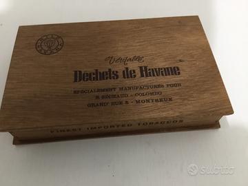 Vecchia scatola di legno per sigari vuota