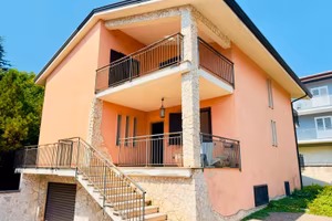 Villa singola con giardino con spazio esterno