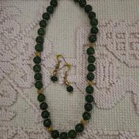 collana e orecchini in pietra dura verde scuro