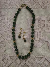 collana e orecchini in pietra dura verde scuro